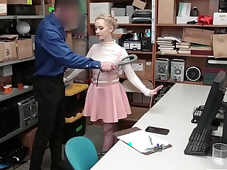Sexy shoplifter screwed by pissed office-holder
