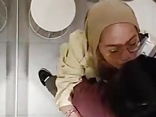 Gadis jilbab sange mesum diruang ganti