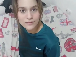 encuentro a mi hermanastra restudy mi ropa puesta y se la quito hasta terminar follandomela